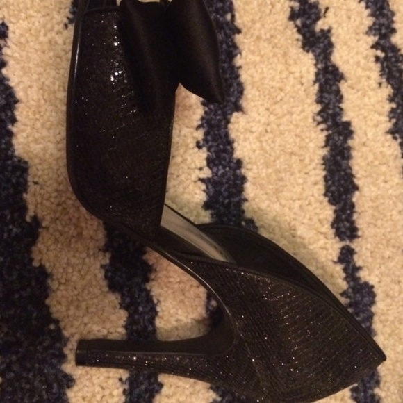 Shoe Mint Black Dressy Heels with Bow - Picture 2 of 4